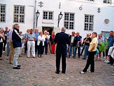 N. C. Ewald fortæller foran Dragsholm slot