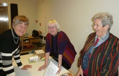 Lisbeth Jensen, Bente Jørgensen og Birte Pedersen klar til uddeling af den nye bog til medlemmerne. (Foto: Peter Kj. Hansen, de øvrige Bente Jørgensen).